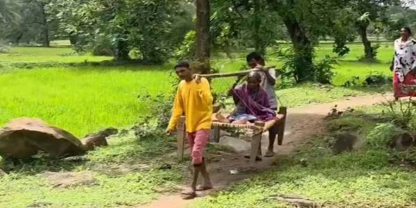 दंतेवाड़ा जिला मुख्यालय से 5 किमी दूर बालपेट में आज भी खाट ही एंबुलेंस