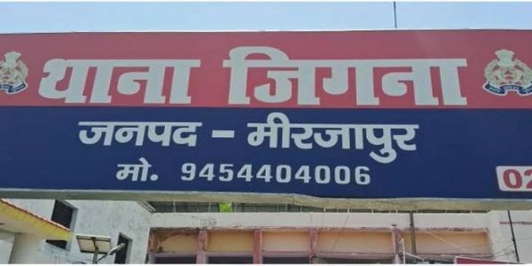 मीरजापुर: जमीन के विवाद से परेशान युवक ने थाने में किया आत्मदाह का प्रयास, पुलिस ने बचाई जान