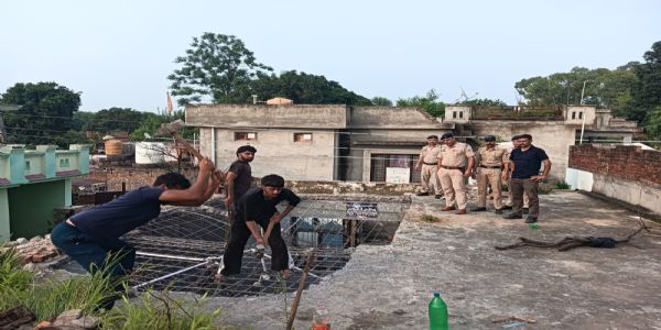 नशा तस्करी के आरोपी के अवैध निर्माण पर चला प्रशासन का हथौड़ा