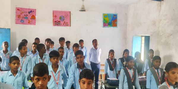 कक्षा में अचानक आकर बच्चों के बीच बैठ गए कलेक्टर, बोले- आज मैं भी छात्र हूं
