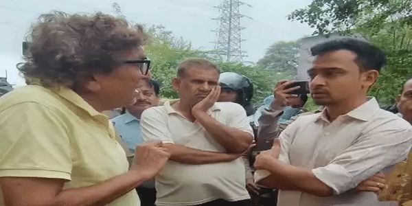 रतलाम में पीएम आवास योजना के 208 फ्लैट खाली कराने पर बवाल, पूर्व विधायक की कमिश्नर से तीखी नोकझोंक