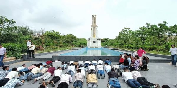 छात्रसंघ चुनाव की मांग को लेकर छात्रों का दंडवत प्रदर्शन