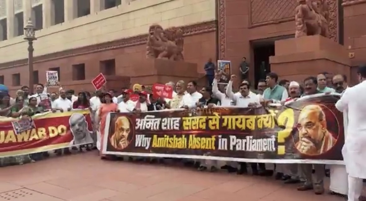 विपक्षी सांसदों ने संसद परिसर में किया प्रदर्शन विपक्षी सांसदों ने संसद परिसर में किया प्रदर्शन
