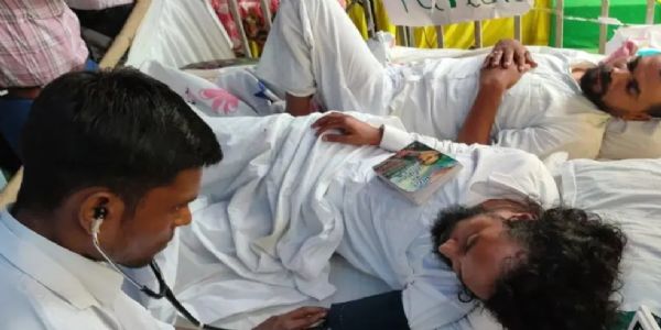 डॉक्टर जांच करते