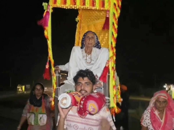 102 वर्षीय बुजुर्ग महिला सुनहरी देवी को पालिका में ले जाते हुए उनका दोहता
