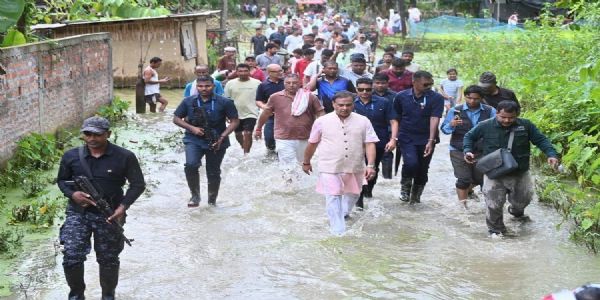 असमः बाढ़ प्रभावित इलाके का दौरे करते मुख्यमंत्री डॉ. हिमंत बिस्व सरमा असमः बाढ़ प्रभावित इलाके का दौरे करते मुख्यमंत्री डॉ. हिमंत बिस्व सरमा