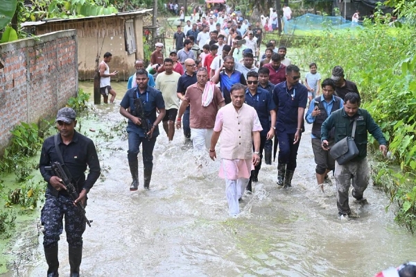 असमः बाढ़ प्रभावित इलाके का दौरे करते मुख्यमंत्री डॉ. हिमंत बिस्व सरमा असमः बाढ़ प्रभावित इलाके का दौरे करते मुख्यमंत्री डॉ. हिमंत बिस्व सरमा