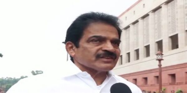 संसद भवन परिसर में पत्रकारों से बात करते कांग्रेस महासिचव केसी वेणुगोपाल। संसद भवन परिसर में पत्रकारों से बात करते कांग्रेस महासिचव केसी वेणुगोपाल।