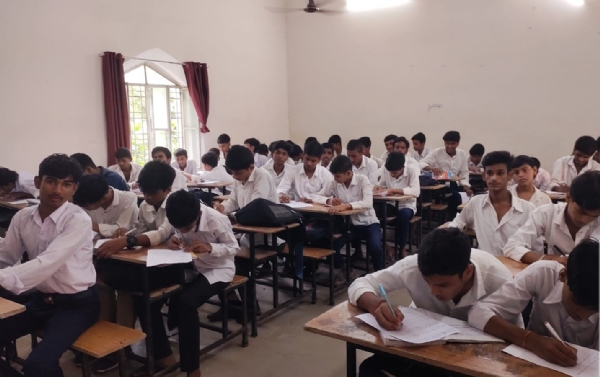 जिला स्कूल में बिजली बचाओ विषय पर निबंध प्रतियोगिता व जागरूकता कार्यक्रम आयोजित