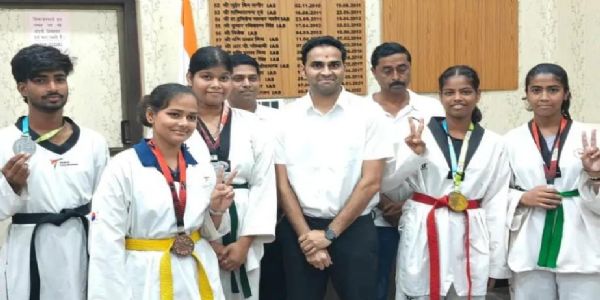 जिलाधिकारी से मिलते खिलाड़ी जिलाधिकारी से मिलते खिलाड़ी