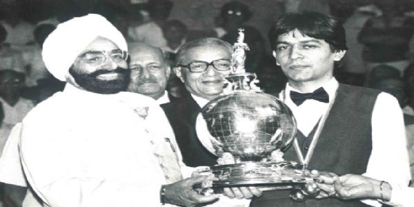 तत्कालीन राष्ट्रपति ज्ञानी जैल सिंह ताज पैलेस होटल में गीत सेठी को वर्ल्ड बिलियर्ड्स चैंपियनशिप कप भेंट करते। फोटो - इंटरनेट मीडिया तत्कालीन राष्ट्रपति ज्ञानी जैल सिंह ताज पैलेस होटल में गीत सेठी को वर्ल्ड बिलियर्ड्स चैंपियनशिप कप भेंट करते। फोटो - इंटरनेट मीडिया
