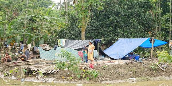 असमः बाढ़ प्रभावित एक परिवार जीवन की आस में तिरपाल के नीचे बैठकर मदद के इंतजार में असमः बाढ़ प्रभावित एक परिवार जीवन की आस में तिरपाल के नीचे बैठकर मदद के इंतजार में