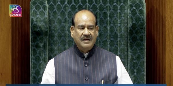 लोकसभा अध्यक्ष ओम बिरला गुरुवार को संसद में हिरोशिमा और नागासाकी परमाणु हमले के पीड़ितों को श्रद्धांजलि अर्पित करते हुए सदन को संबोधित करते हुए। लोकसभा अध्यक्ष ओम बिरला गुरुवार को संसद में हिरोशिमा और नागासाकी परमाणु हमले के पीड़ितों को श्रद्धांजलि अर्पित करते हुए सदन को संबोधित करते हुए।