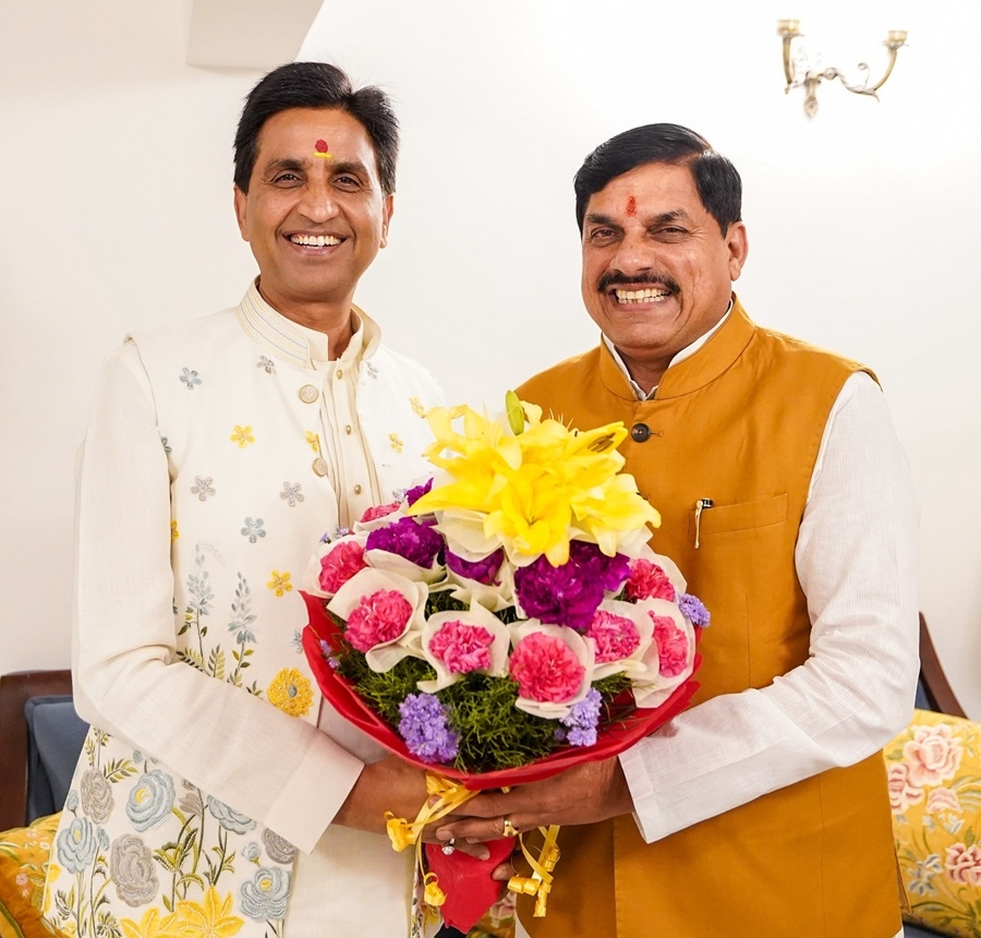 कवि डॉ. कुमार विश्वास को पुष्पगुच्छ देते हुए मुख्यमंत्री डॉ. मोहन यादव कवि डॉ. कुमार विश्वास को पुष्पगुच्छ देते हुए मुख्यमंत्री डॉ. मोहन यादव