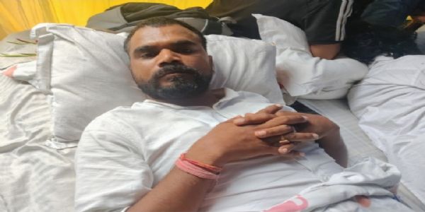 अनशन में बैठे महेंद्र प्रसाद मंडल की तस्वीर अनशन में बैठे महेंद्र प्रसाद मंडल की तस्वीर