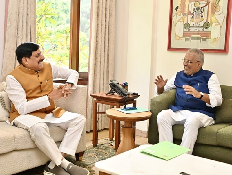केंद्रीय मंत्री भूपेंद्र यादव से चर्चा करते हुए मुख्यमंत्री डॉ. मोहन यादव केंद्रीय मंत्री भूपेंद्र यादव से चर्चा करते हुए मुख्यमंत्री डॉ. मोहन यादव