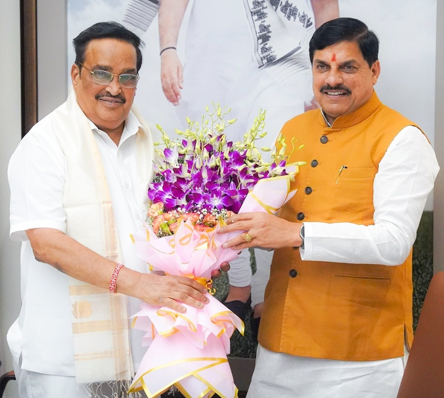 केंद्रीय जल शक्ति मंत्री सी. आर. पाटिल को पुष्पगुच्छ देते हुए मुख्यमंत्री डॉ. मोहन यादव केंद्रीय जल शक्ति मंत्री सी. आर. पाटिल को पुष्पगुच्छ देते हुए मुख्यमंत्री डॉ. मोहन यादव