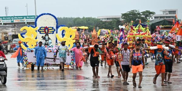 कांवड़ ले जाते शिव भक्त कांवड़ ले जाते शिव भक्त