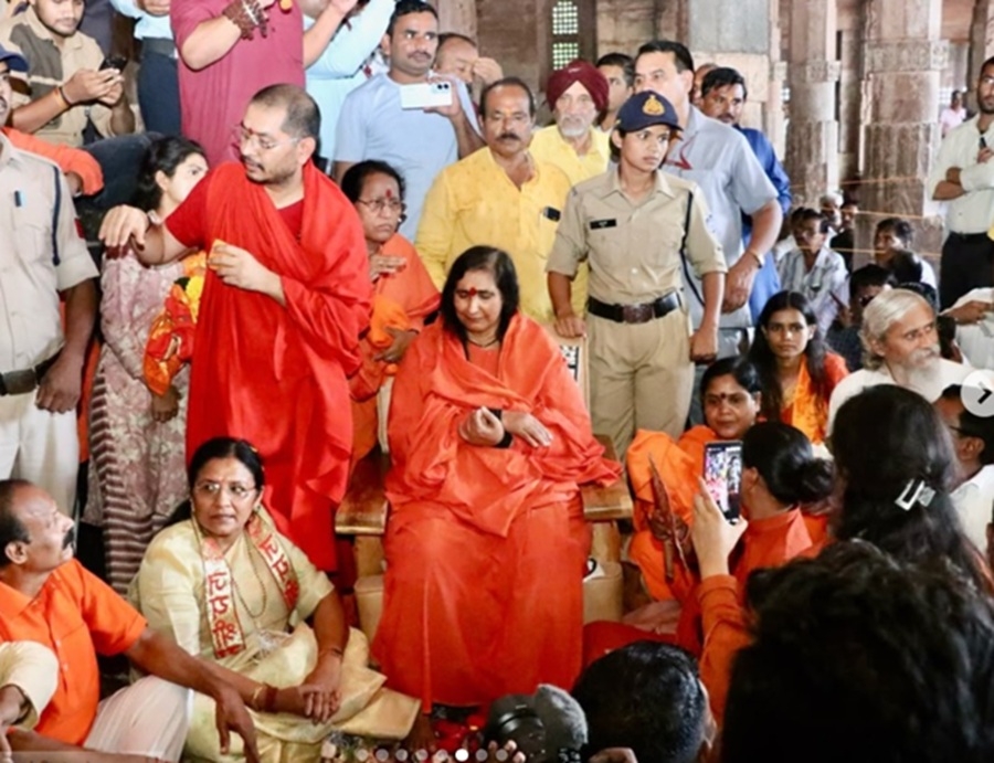मां वाग्देवी के दर्शन करने भोजशाला परिसर पहुंचे साध्वी ऋतंभरा मां वाग्देवी के दर्शन करने भोजशाला परिसर पहुंचे साध्वी ऋतंभरा