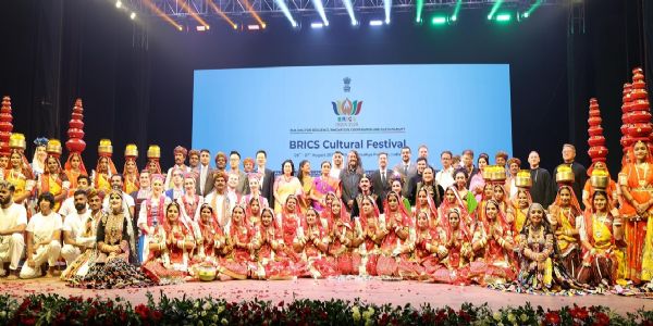 भोपाल में ब्रिक्स सांस्कृतिक महोत्सव में प्रस्तुतियों के बाद समूह फोटो भोपाल में ब्रिक्स सांस्कृतिक महोत्सव में प्रस्तुतियों के बाद समूह फोटो