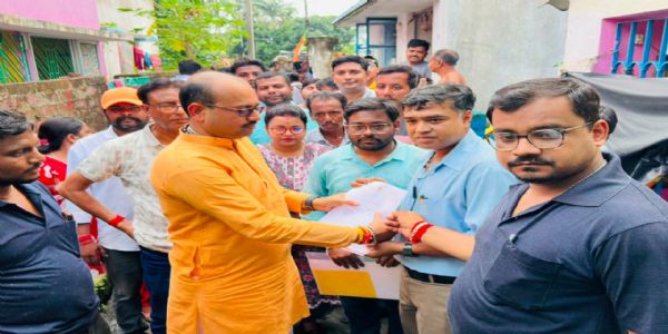 चंदननगर में घर-घर जाकर तिरपाल वितरण, लोगों को दिए गए आवश्यक प्रमाण पत्र