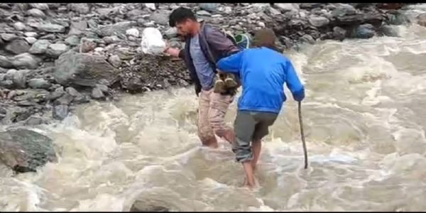 उफनते गदेरे से आवाजाही को मजबूर कौंज-पोथनी और बेलीधार के ग्रामीण