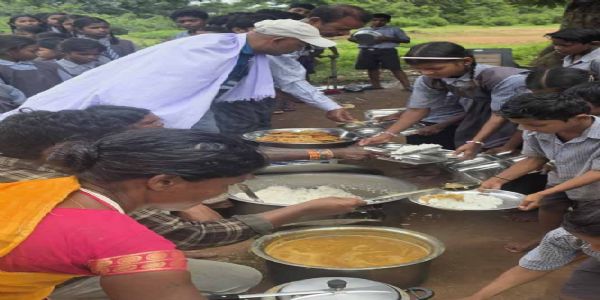 दिव्यांग भृत्य ने अपने 10 वर्ष के कार्यकाल की स्मृति में बच्चों को कराया न्योता भोज