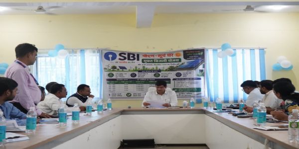 डीएम ने पीएम सूर्य घर मुफ्त बिजली योजना के लंबित ऋण आवेदनों के शीघ्र निष्पादन के दिए निर्देश