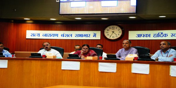 स्थायी समिति अध्यक्ष सत्या शर्मा ने अतिरिक्त आयुक्तों एवं वरिष्ठ अधिकारियों के साथ की समीक्षा बैठक