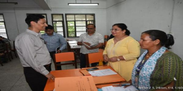 कुमाऊं कमिश्नर दीपक ने किया एसआईआर संबधित कार्यों का विभिन्न बूथों का निरीक्षण