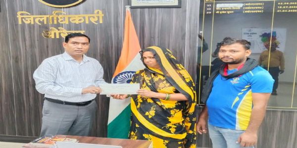 बलिदान जवान मोहित कुमार की मां को 50 लाख की अनुग्रह सहायता का स्वीकृति पत्र सौंपा