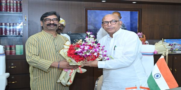 मुख्यमंत्री ने विधानसभा अध्यक्ष को पुष्पगुच्छ देकर किया स्वागत