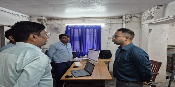 जिलाधिकारी ने जिला पंचायत कार्यालय का किया औचक निरीक्षण