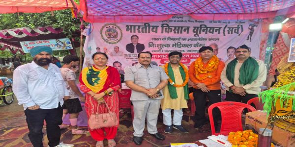 लक्सर पालिका अध्यक्ष ने किया कांवड़ियों को दवा-फल वितरण