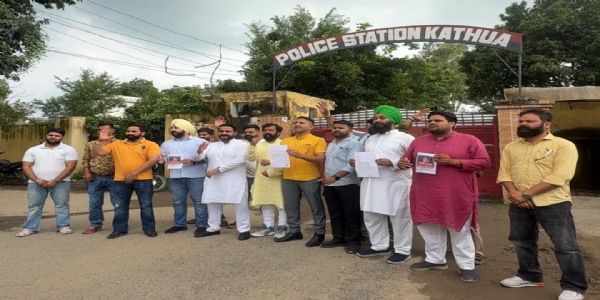 तिरंगे के कथित अपमान पर एफआईआर की मांग तेज, कई संगठनों और युवाओं का समर्थन