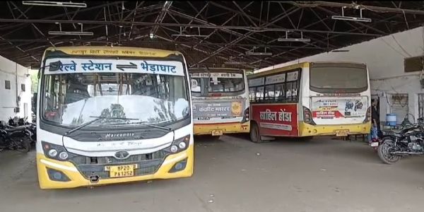 जबलपुर में थमे मेट्रो बसों के पहिए, कर्मचारियों की अनिश्चितकालीन हड़ताल से जनजीवन प्रभावित
