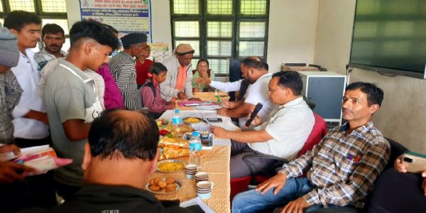 नेपाल सीमा के डुंगराबोरा में प्रशासन और जनता के बीच सीधा संवाद