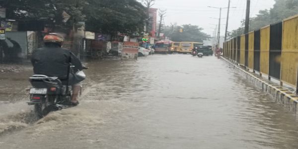 गुरुग्राम पुलिस ने बारिश में कॉर्पोरेट कर्मचारियों को दी वर्क फ्रॉम होम की सलाह