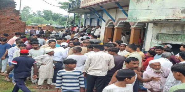 स्कूल जाते समय जर्जर दीवार गिरने से मासूम भाई-बहन की मौत,तीन घायल