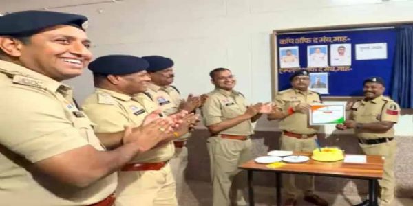 कोंडागांव के प्रधान आरक्षक अजय बघेल काे एम्प्लॉई ऑफ द मंथ का मिला सम्मान