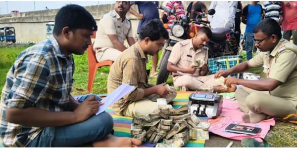 फिल्मी अंदाज़ में पुलिस ने दो बदमाशों को किया गिरफ्तार, नकदी और ब्राउन शुगर बरामद