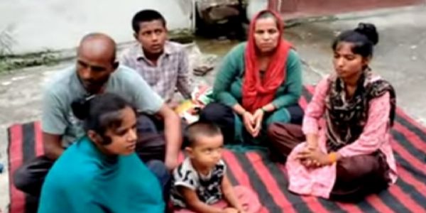 बिजनौर : ग्राम प्रधान पर भूमि कब्जाने का आरोप, परिवार ने एसडीएम कार्यालय पर दिया धरना