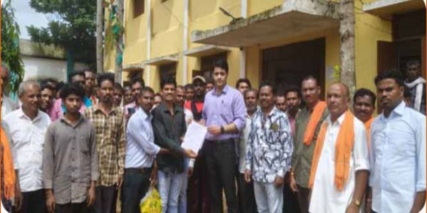 ग्रामीणों ने पल्लीभाटा में कोटवार पर शासकीय भूमि में हेरफेर के आरोप का साैंपा ज्ञापन