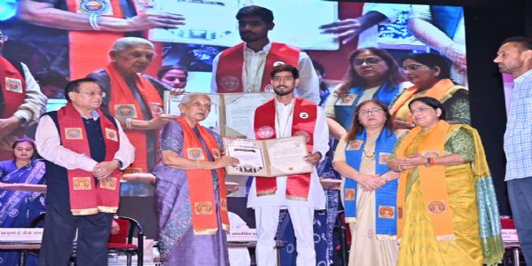 दीनदयाल उपाध्याय गोरखपुर विश्वविद्यालय : 45वें दीक्षांत समारोह में शिक्षा, स्वास्थ्य, नवाचार और सामाजिक सरोकारों का अनूठा संगम