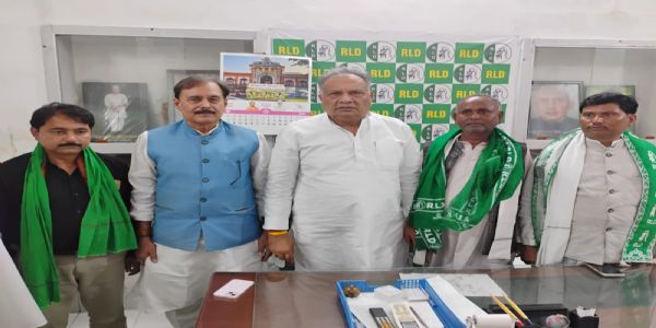 हमीरपुर के ग्राम प्रधानों सहित कई लोगों ने थामा रालोद दामन