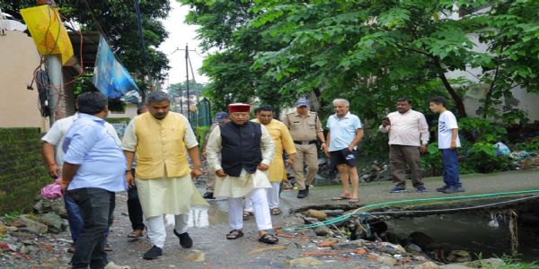 मंत्री खजान दास ने नदी किनारे बसे क्षेत्रों का किया दौरा, सतर्क रहने की अपील