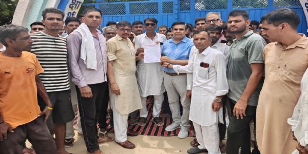 सिरसा: कुम्हारिया के स्कूल में स्टाफ के नशा करके आने पर अभिभावकों ने जड़ा ताला