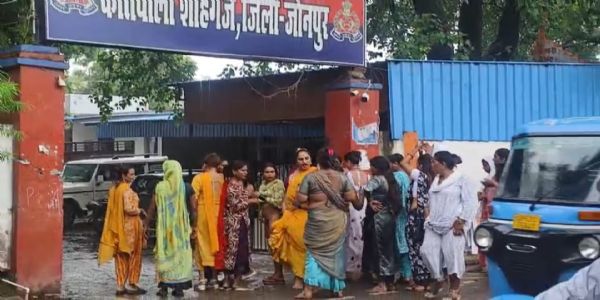 शाहगंज कोतवाली में किन्नरों का तीन घंटे हंगामा, हत्या के प्रयास का मुकदमा दर्ज होने पर हुए शांत