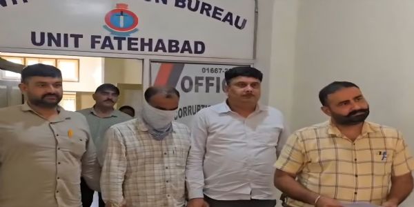फतेहाबाद : ट्रांसफार्मर बदलने की एवज में लाइनमैन रिश्वत लेते रंगे हाथों गिरफ्तार