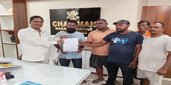 वेतन-मानदेय की मांग पर सफाईकर्मियों की हड़ताल जारी, नप अध्यक्ष को सौंपा ज्ञापन